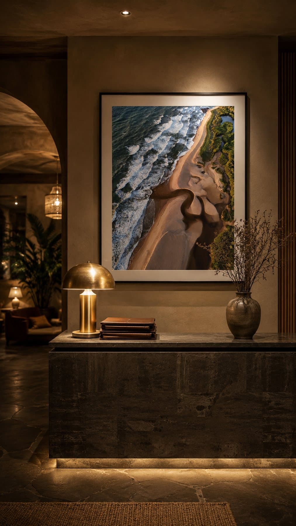 Rio na areia emoldurada em lobby de hotel